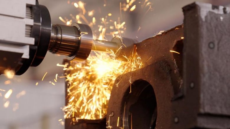 Rectification d'une pièce métallique moulée pour en éliminer les défauts.